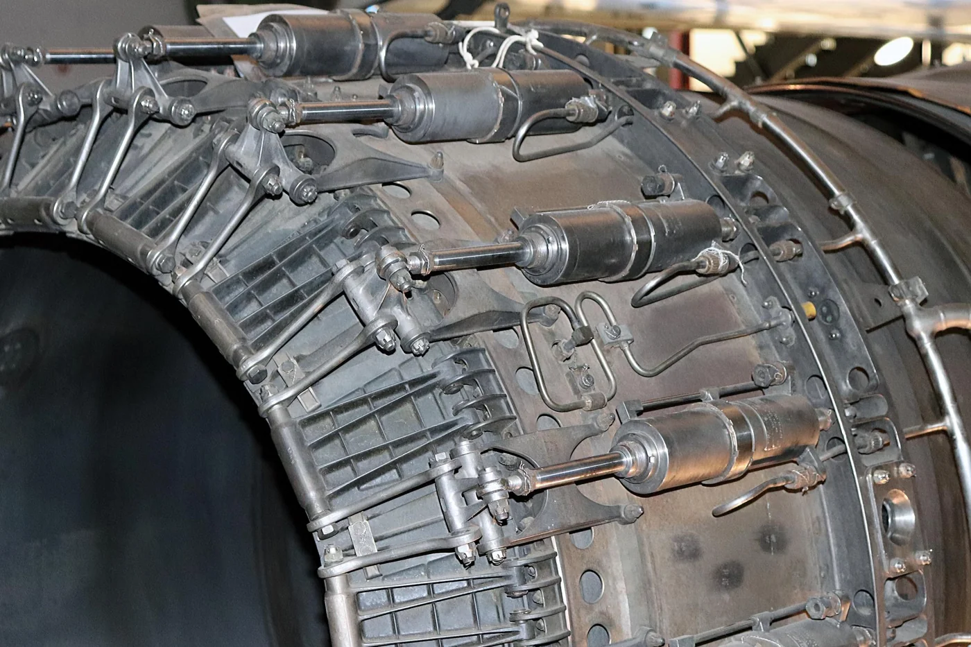 Posizioni delle connessioni di fissaggio sulla cassa del motore