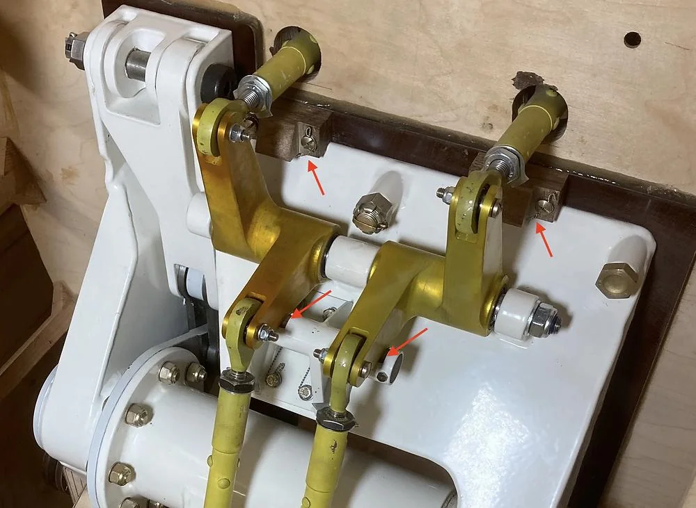 Posizione di installazione del perno di collegamento sulla leva di comando