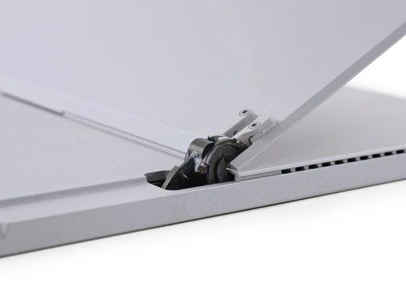 Posizione di installazione della cerniera sul telaio del laptop
