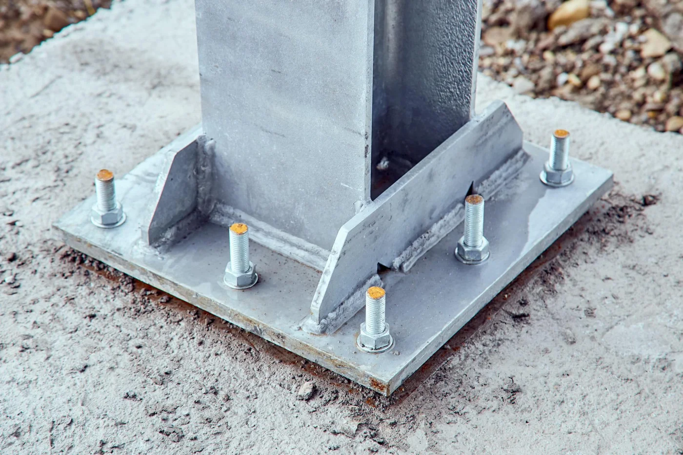 Verbindungsstelle der Säulenfußplatten und der Fundamentanker
