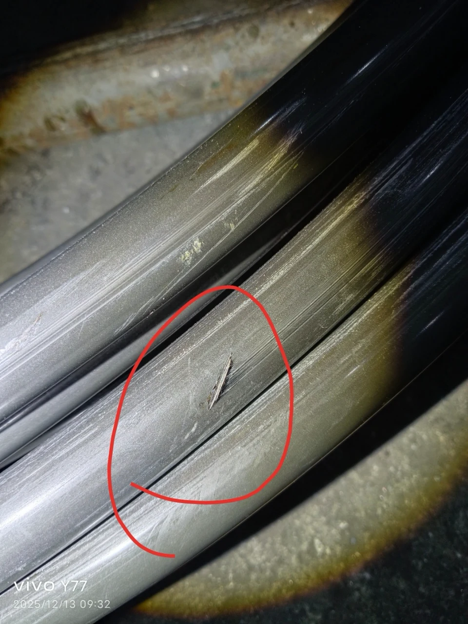 surface defects从哪里来？and why can they persist through to the finished cold-headed part?？