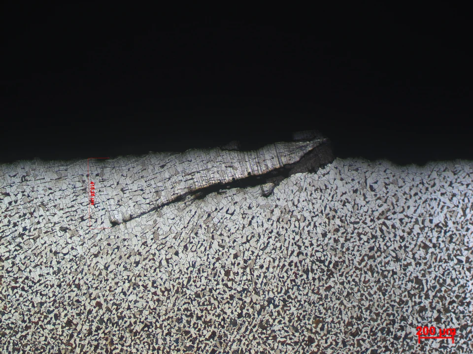 surface defects从哪里来？and why can they persist through to the finished cold-headed part?？