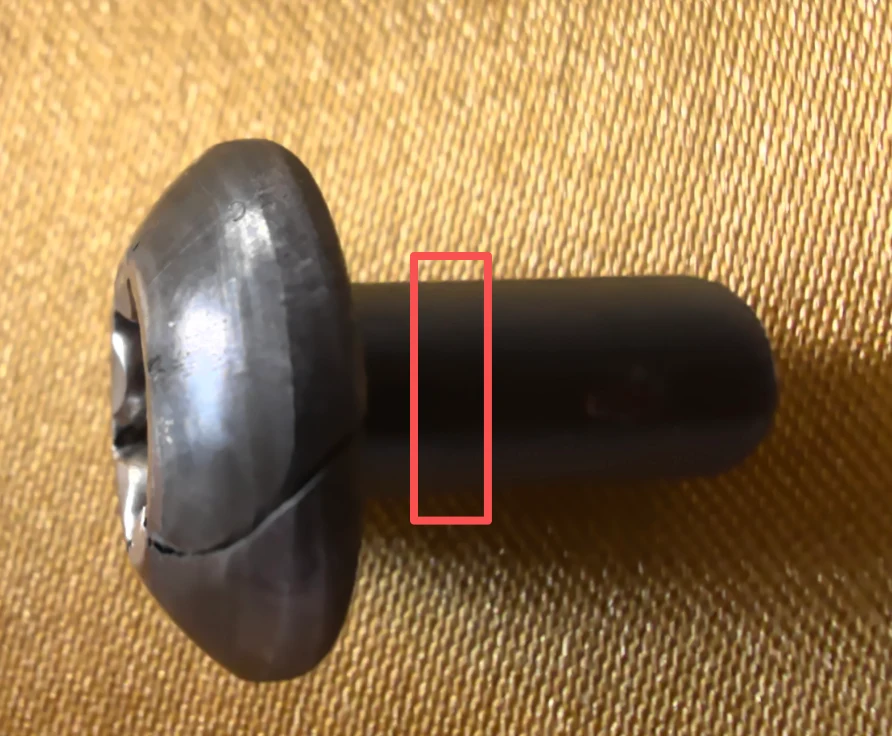 图 1｜用户提供的冷镦件开裂外观照片，红框为原图标注。照片仅说明外观异常，不据此认定夹杂物、材料不合格或开裂根因。
