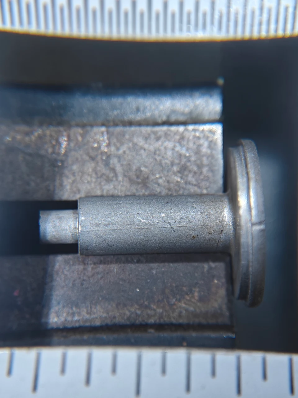 surface defects从哪里来？and why can they persist through to the finished cold-headed part?？