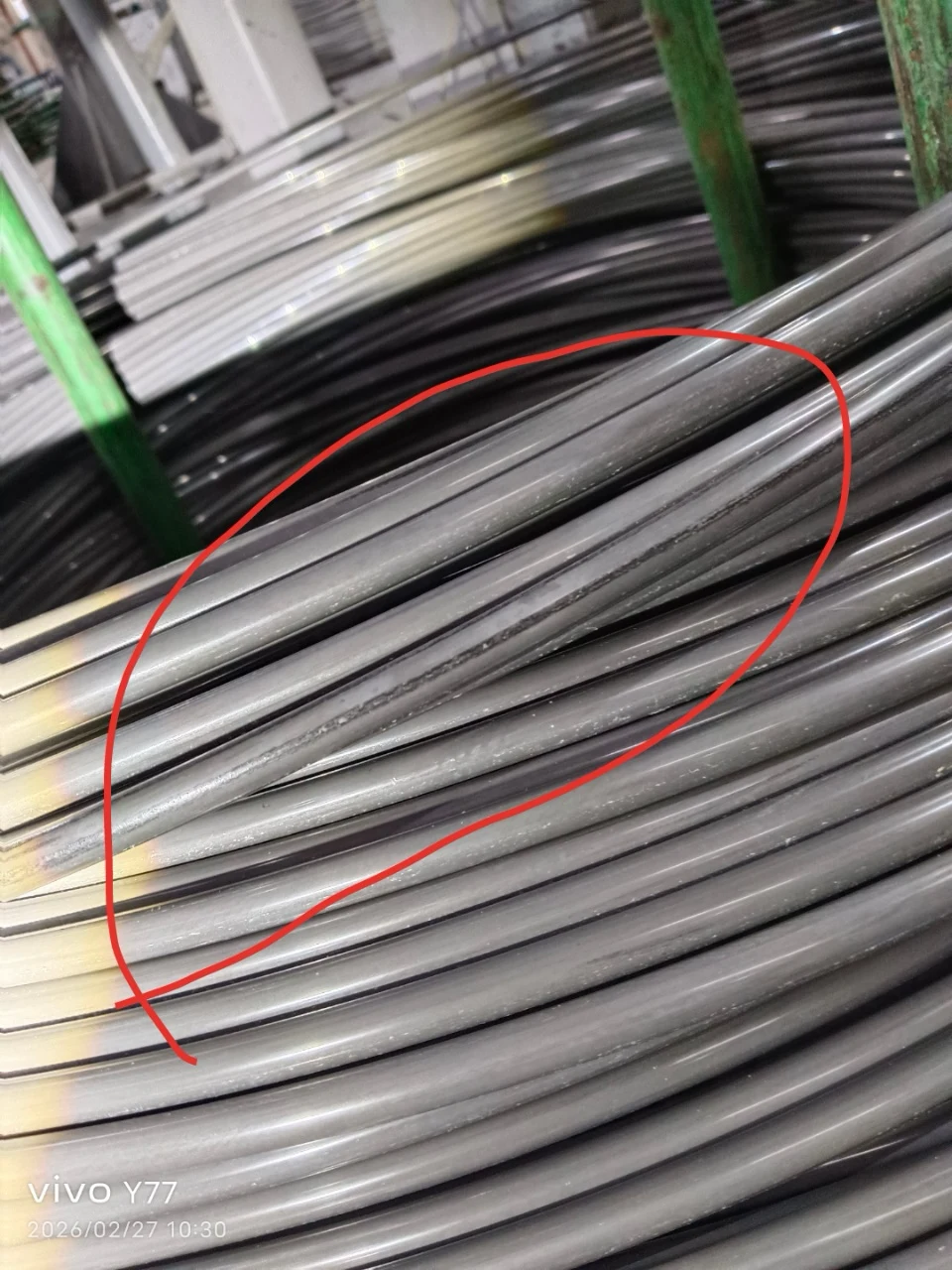 surface defects从哪里来？and why can they persist through to the finished cold-headed part?？