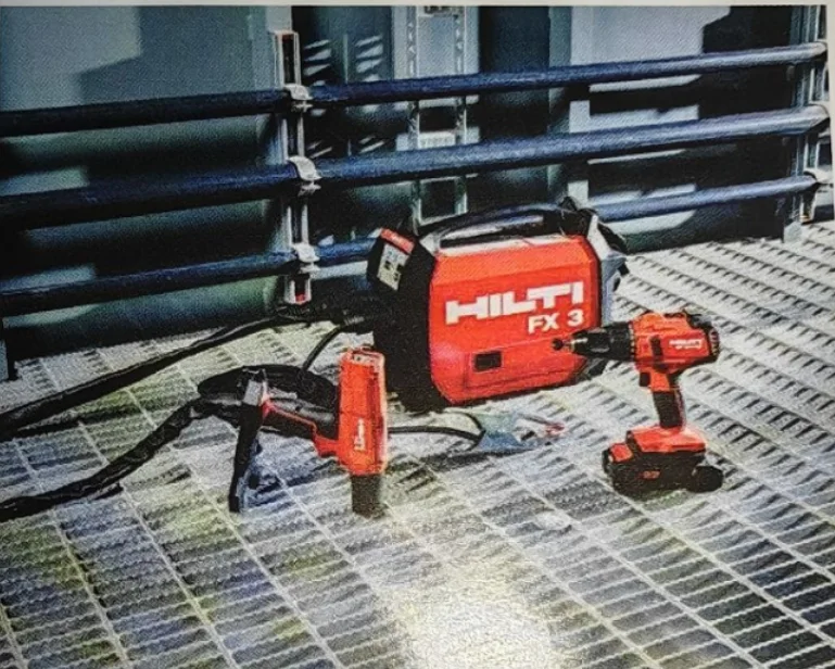 A Hilti FX3-A vezeték nélküli csapolvasztó rögzítőeszköze egyszerűsíti az acélhegesztés rögzítési munkáit
