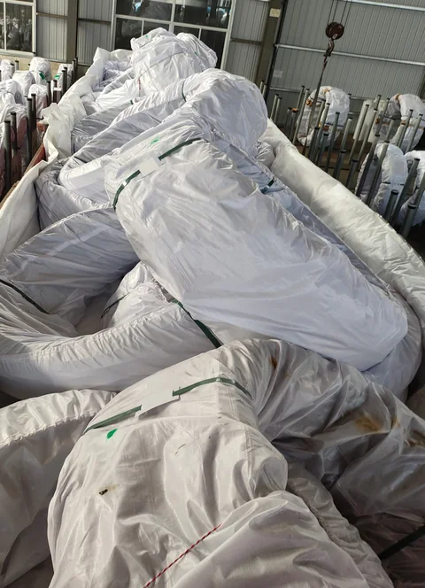 Naložené cívky se před nasazením plachty kontrolují na stav balení a počet balíků.